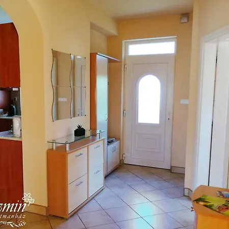 Jazmin Apartmanhaz 公寓 *